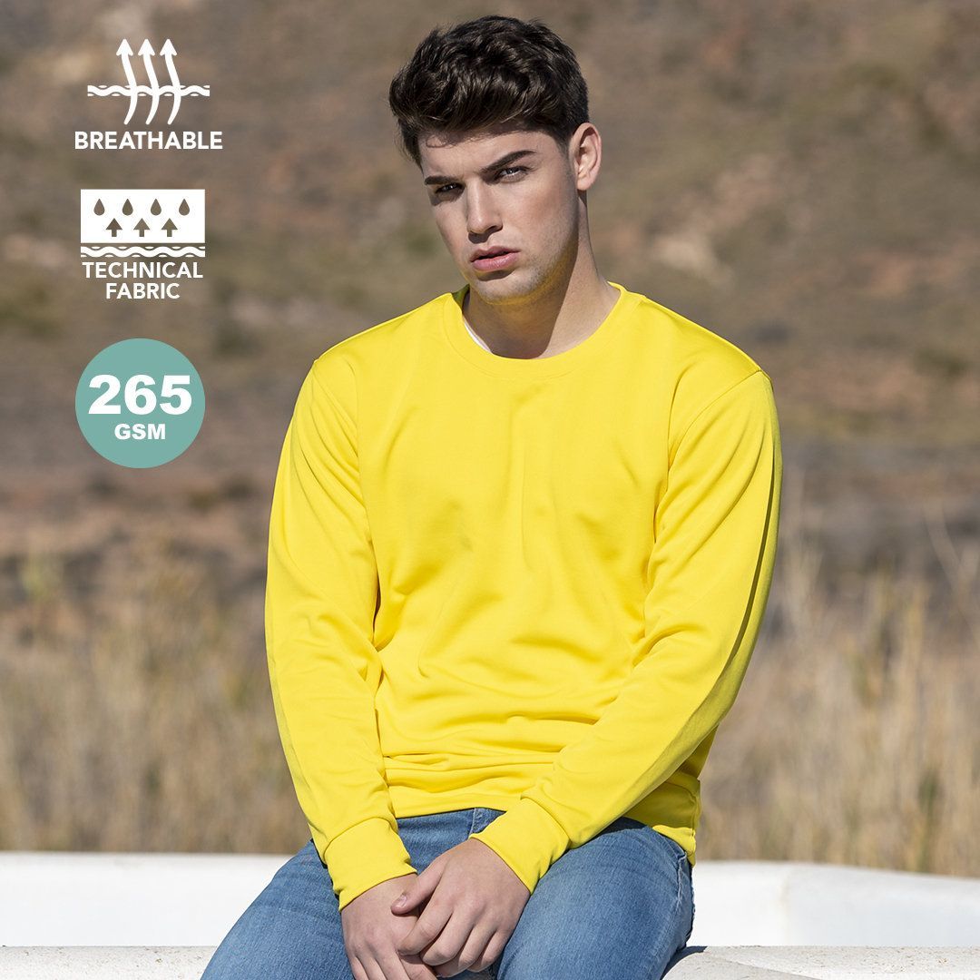 Un hombre que lleva una sudadera amarilla está sentado en un banco.