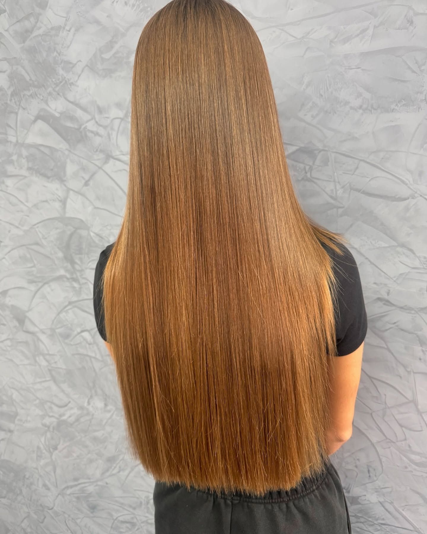 Chioma bionda lunga con piega liscia.