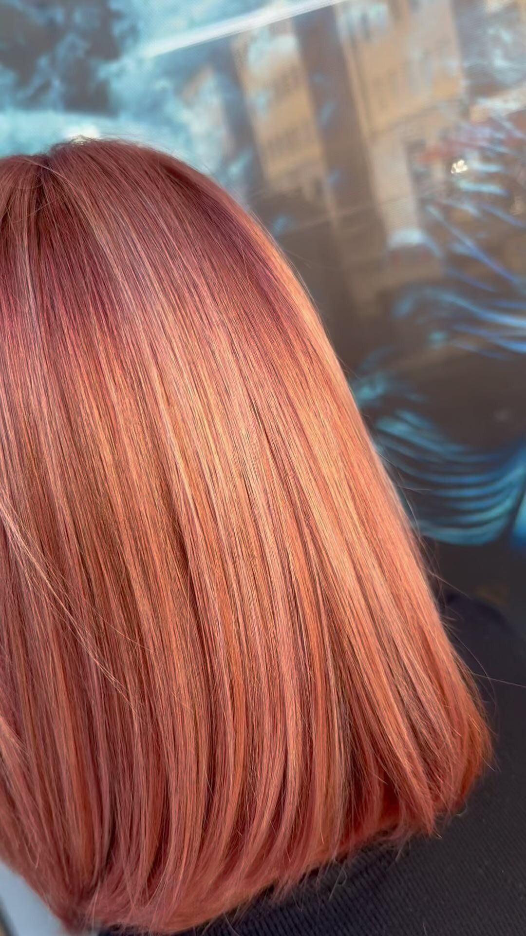 Chioma femminile dal colore rosso ramato.