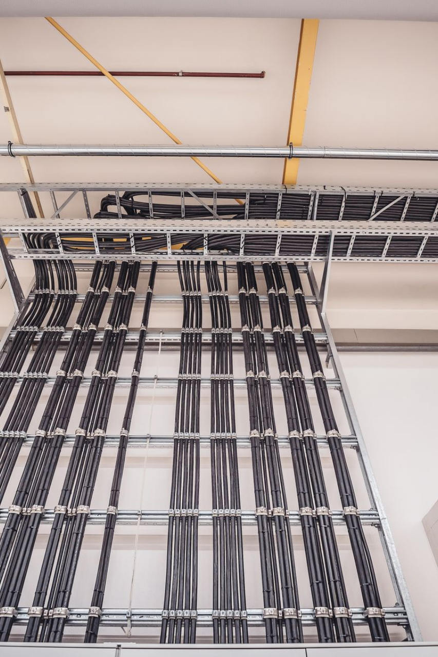 Ein erfahrener Notdienst-Elektriker repariert eine Elektroanlage in Amberg-Sulzbach.