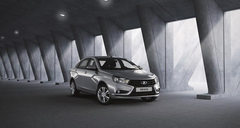 Ein silbernes Auto parkt in einem Tunnel mit Säulen.