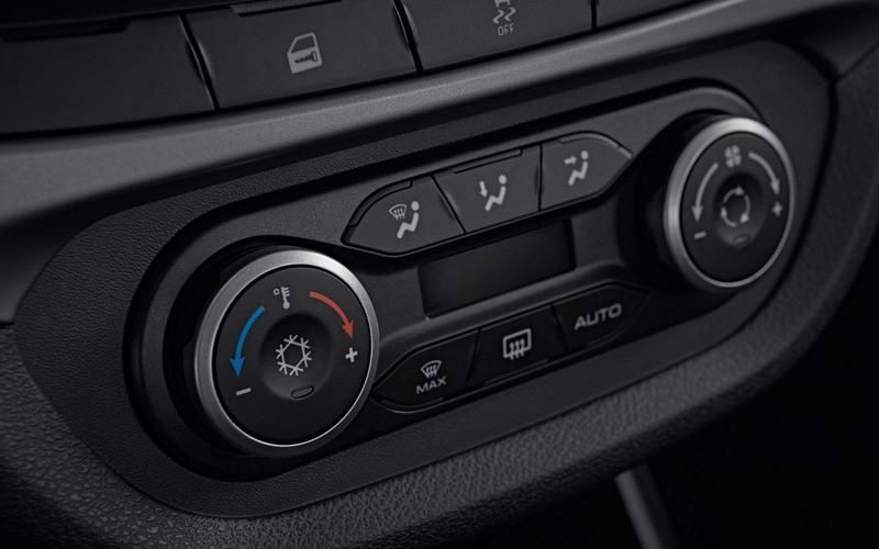 Eine Nahaufnahme der Klimaanlage eines Autos.