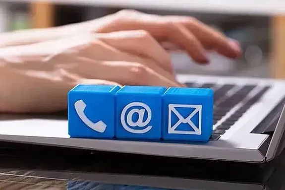 Una persona está escribiendo en una computadora portátil con bloques azules en el teclado.
