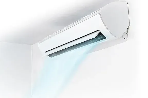 Un acondicionador de aire blanco está colgado en una pared blanca.