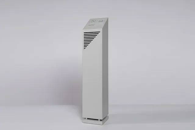 Ein weißer, rechteckiger Turmluftreiniger mit schräger Oberseite vor weißem Hintergrund.