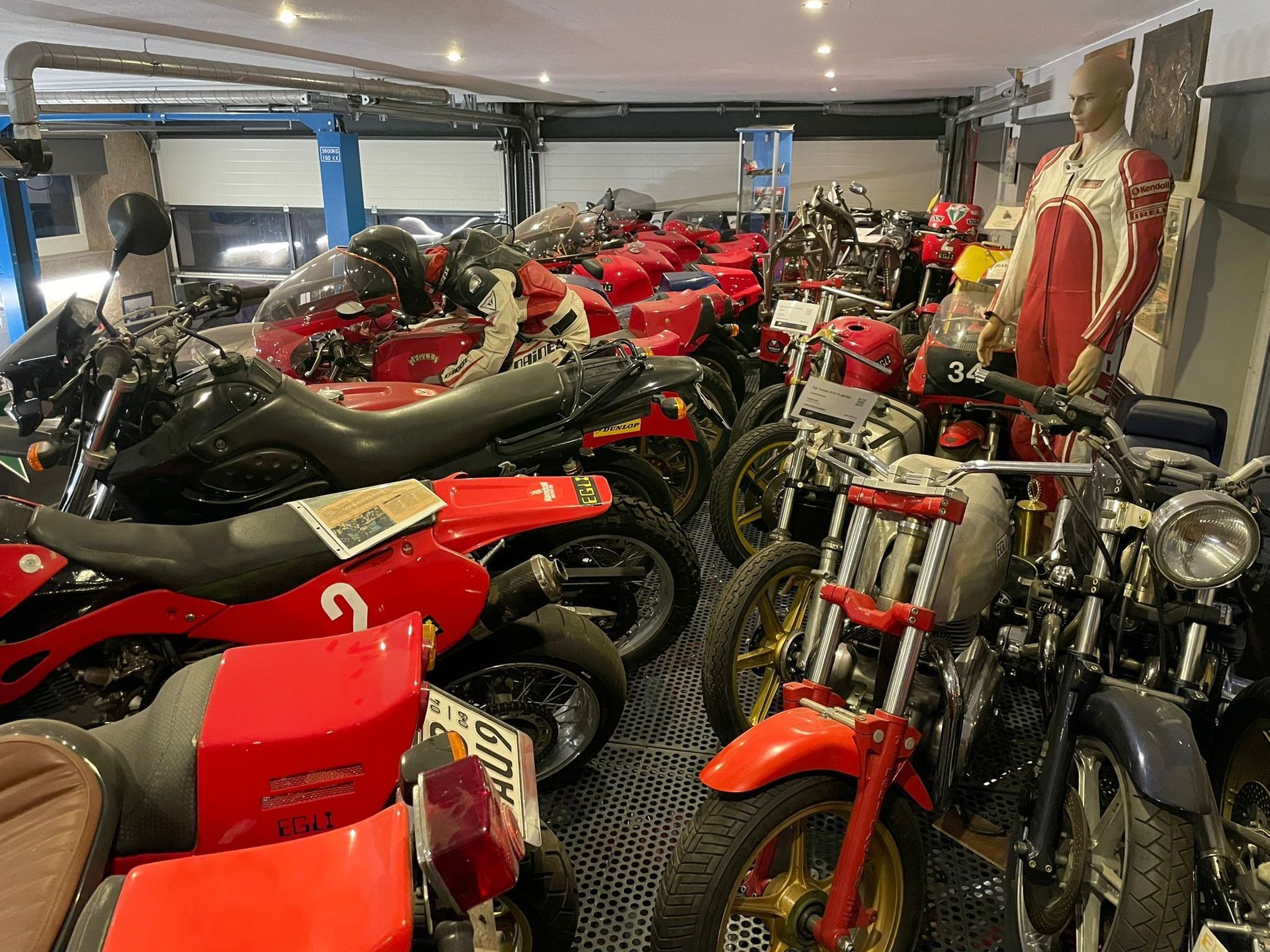 In einer Garage sind mehrere Motorräder geparkt.