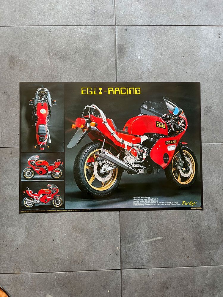 Ein Vintage-Poster mit dem Titel „Egli-Racing“, das ein leuchtend rotes Motorrad aus verschiedenen Blickwinkeln vor schwarzem Hintergrund zeigt.
