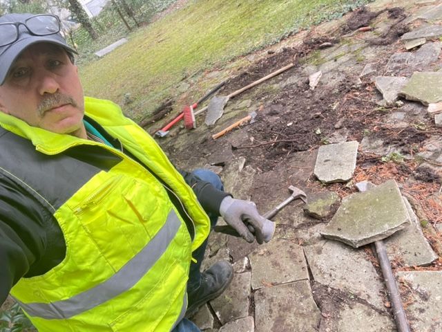 Mitarbeiterin von Wohnungsauflösung CAT mit Reinigungsmitteln