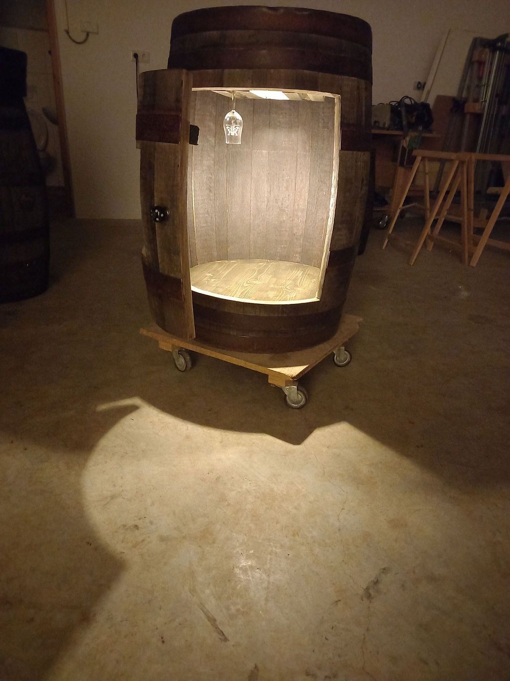 Zwei übereinanderliegende, stilisierte Bilderrahmen mit generischen Landschafts- und Punktsymbolen auf grauem Hintergrund.