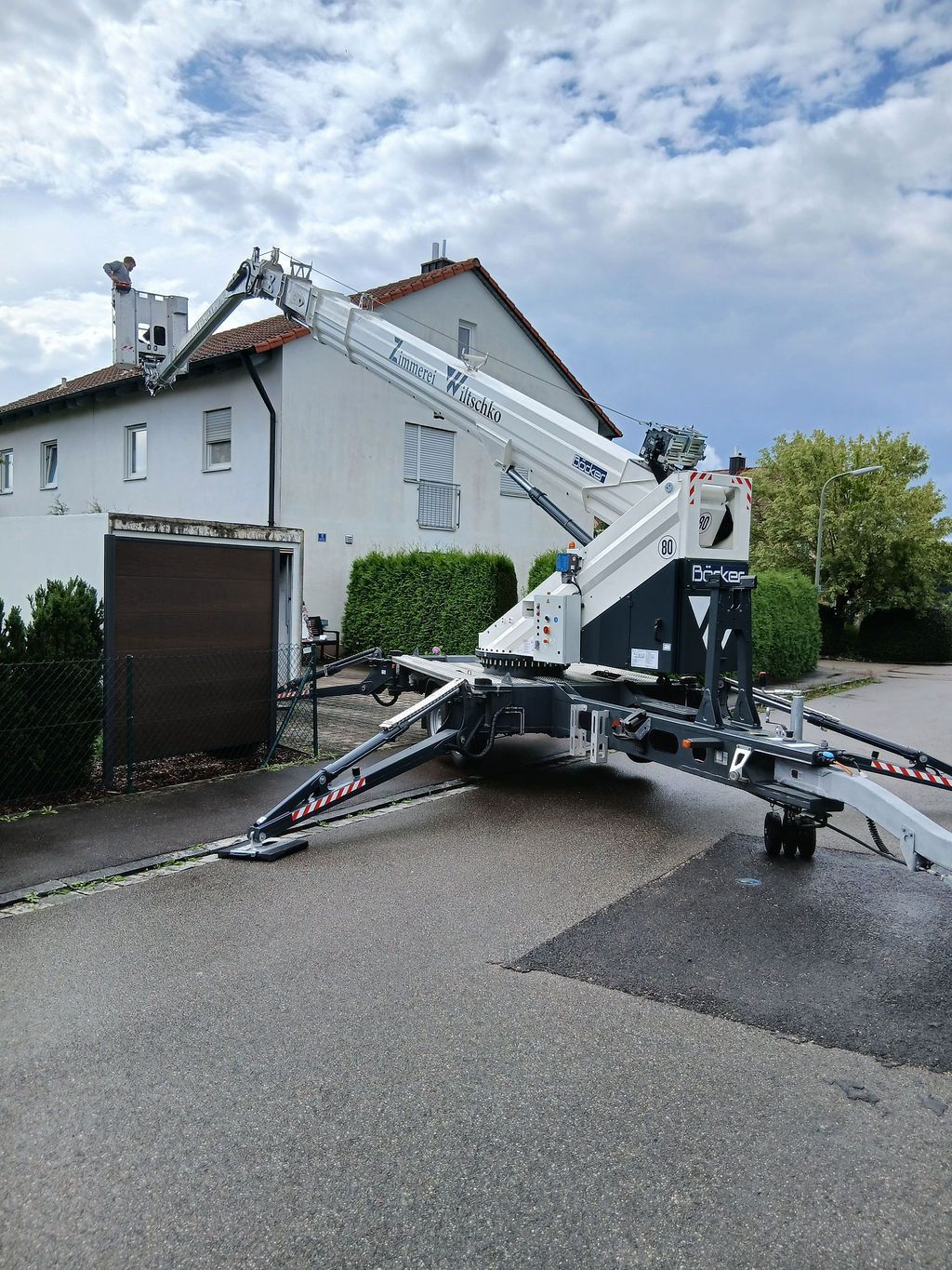 Zwei übereinanderliegende, stilisierte Bilderrahmen mit generischen Landschafts- und Punktsymbolen auf grauem Hintergrund.