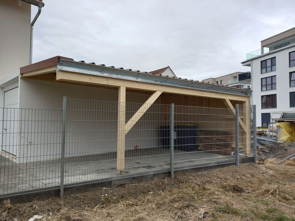 Zwei übereinanderliegende, stilisierte Bilderrahmen mit generischen Landschafts- und Punktsymbolen auf grauem Hintergrund.
