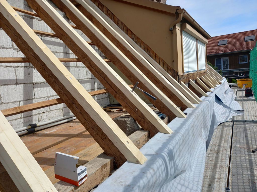 Zwei übereinanderliegende, stilisierte Bilderrahmen mit generischen Landschafts- und Punktsymbolen auf grauem Hintergrund.