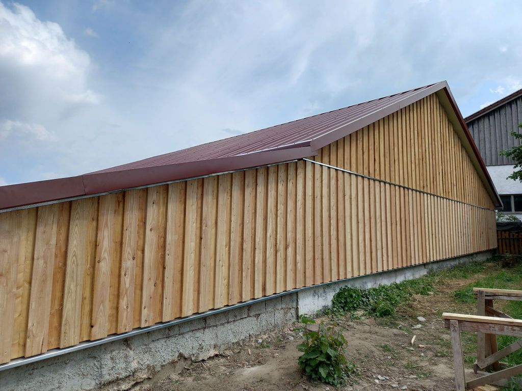 Zwei übereinanderliegende, stilisierte Bilderrahmen mit generischen Landschafts- und Punktsymbolen auf grauem Hintergrund.