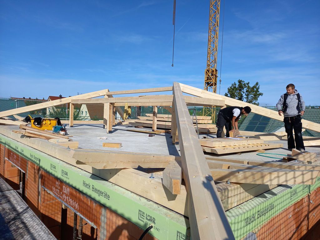 Zwei übereinanderliegende, stilisierte Bilderrahmen mit generischen Landschafts- und Punktsymbolen auf grauem Hintergrund.