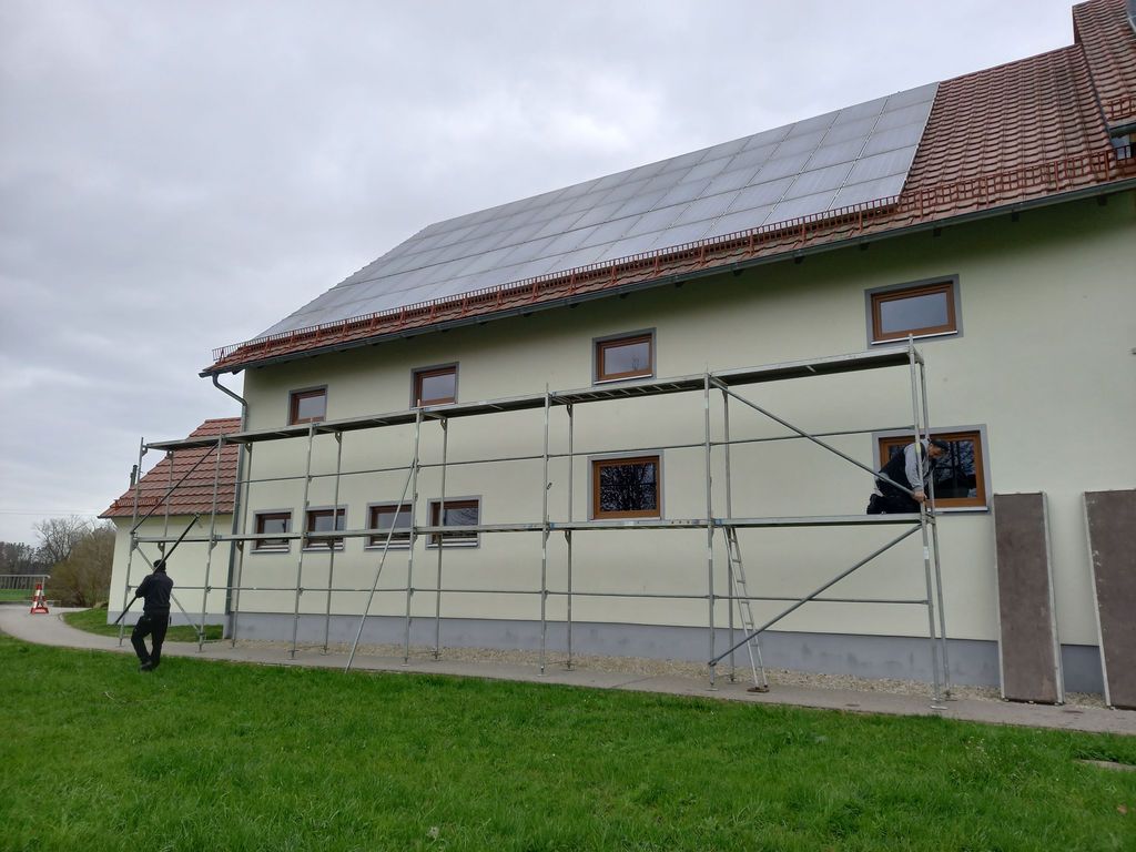 Zwei übereinanderliegende, stilisierte Bilderrahmen mit generischen Landschafts- und Punktsymbolen auf grauem Hintergrund.