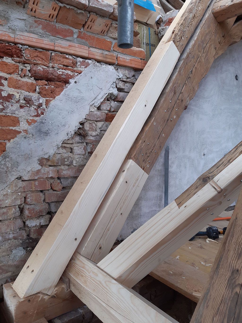 Zwei übereinanderliegende, stilisierte Bilderrahmen mit generischen Landschafts- und Punktsymbolen auf grauem Hintergrund.