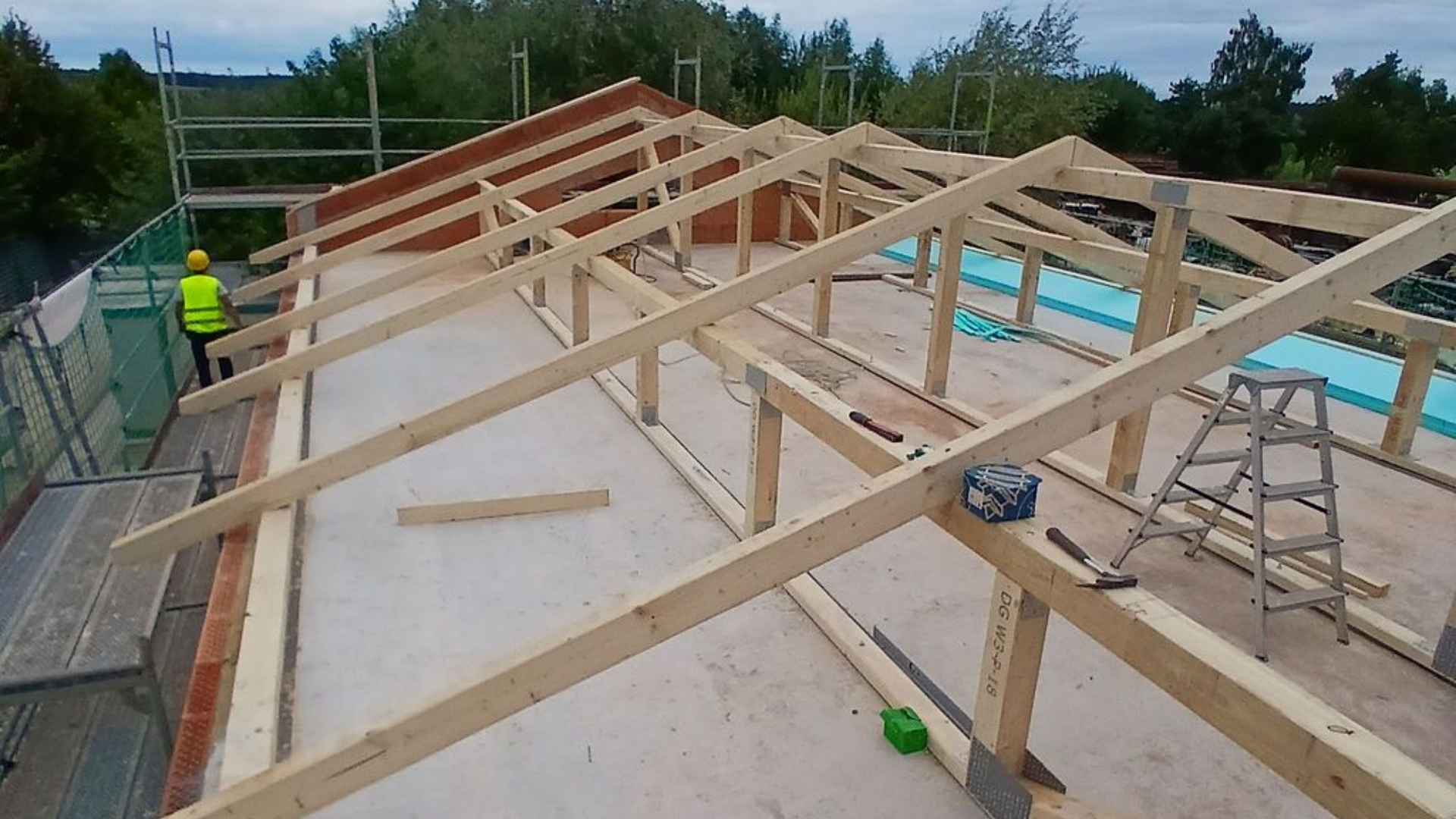 Holzrahmen eines Hauses vor blauem Himmel, im Bau, Dachstuhl sichtbar.