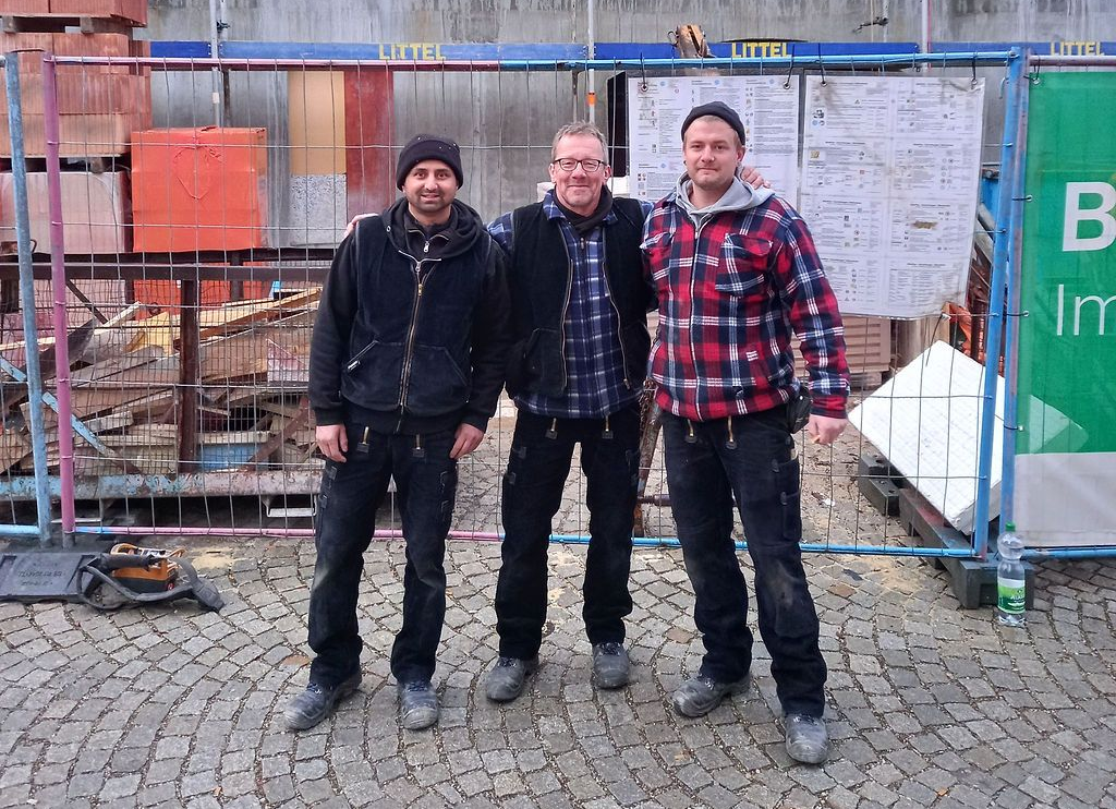 Zwei übereinanderliegende, stilisierte Bilderrahmen mit generischen Landschafts- und Punktsymbolen auf grauem Hintergrund.