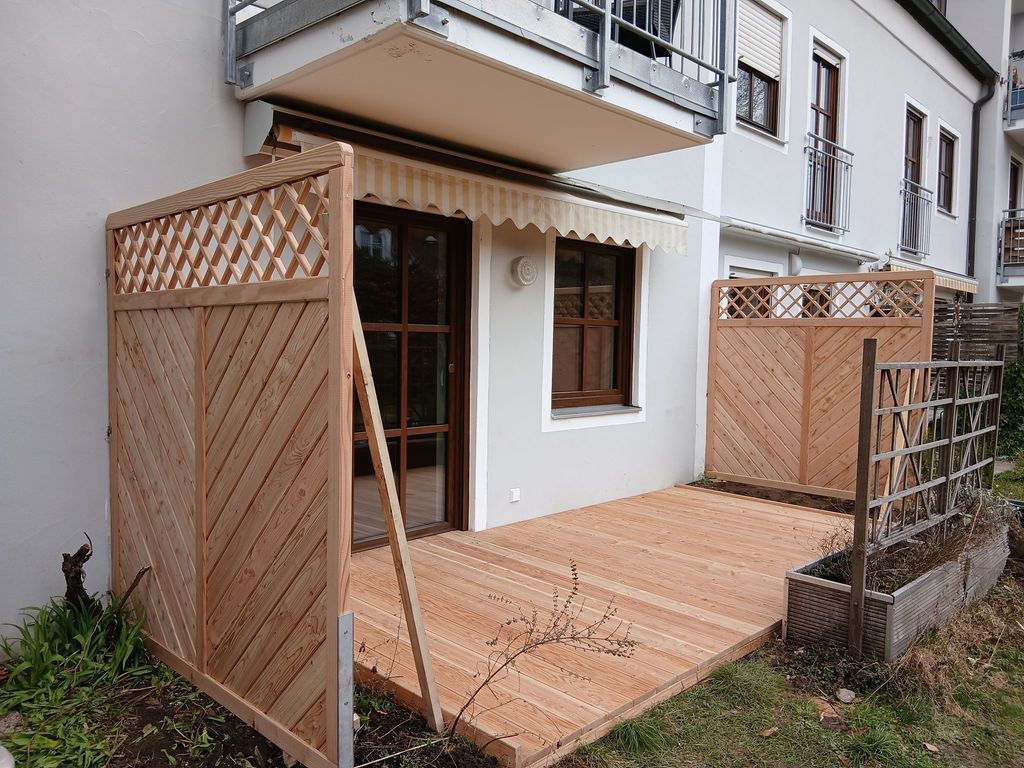 Zwei übereinanderliegende, stilisierte Bilderrahmen mit generischen Landschafts- und Punktsymbolen auf grauem Hintergrund.