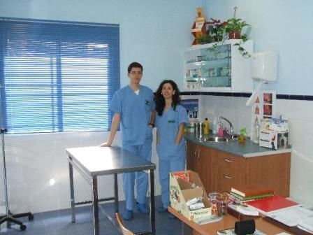 Un hombre y una mujer de pie uno al lado del otro en una habitación.
