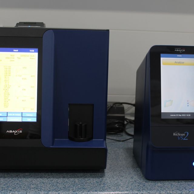 Un dispositivo Abaxi negro y azul se encuentra junto a otro dispositivo.