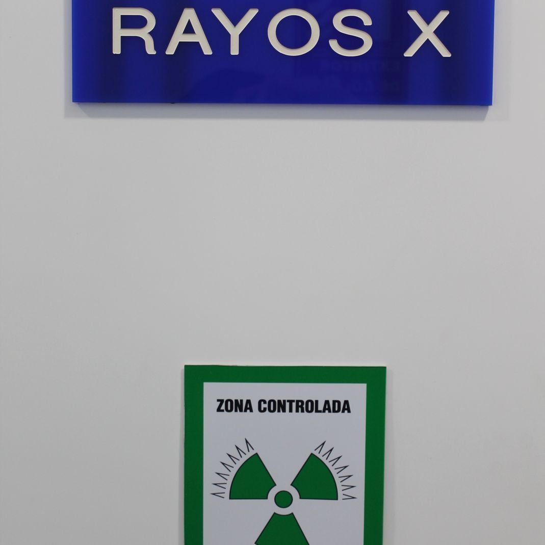 Un cartel en una pared que dice rayos x