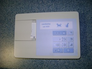 Un dispositivo blanco y azul con un gato y un perro en él.