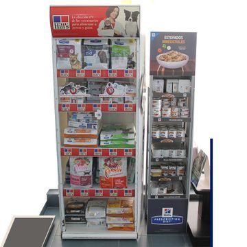 Una exhibición de comida para perros Hill's en una tienda