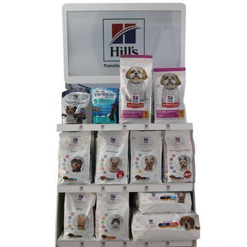 Una exhibición de comida para perros de Hill's sobre un fondo blanco.