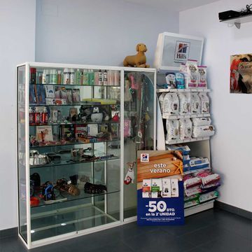 Una tienda con un cartel que dice 50% de descuento