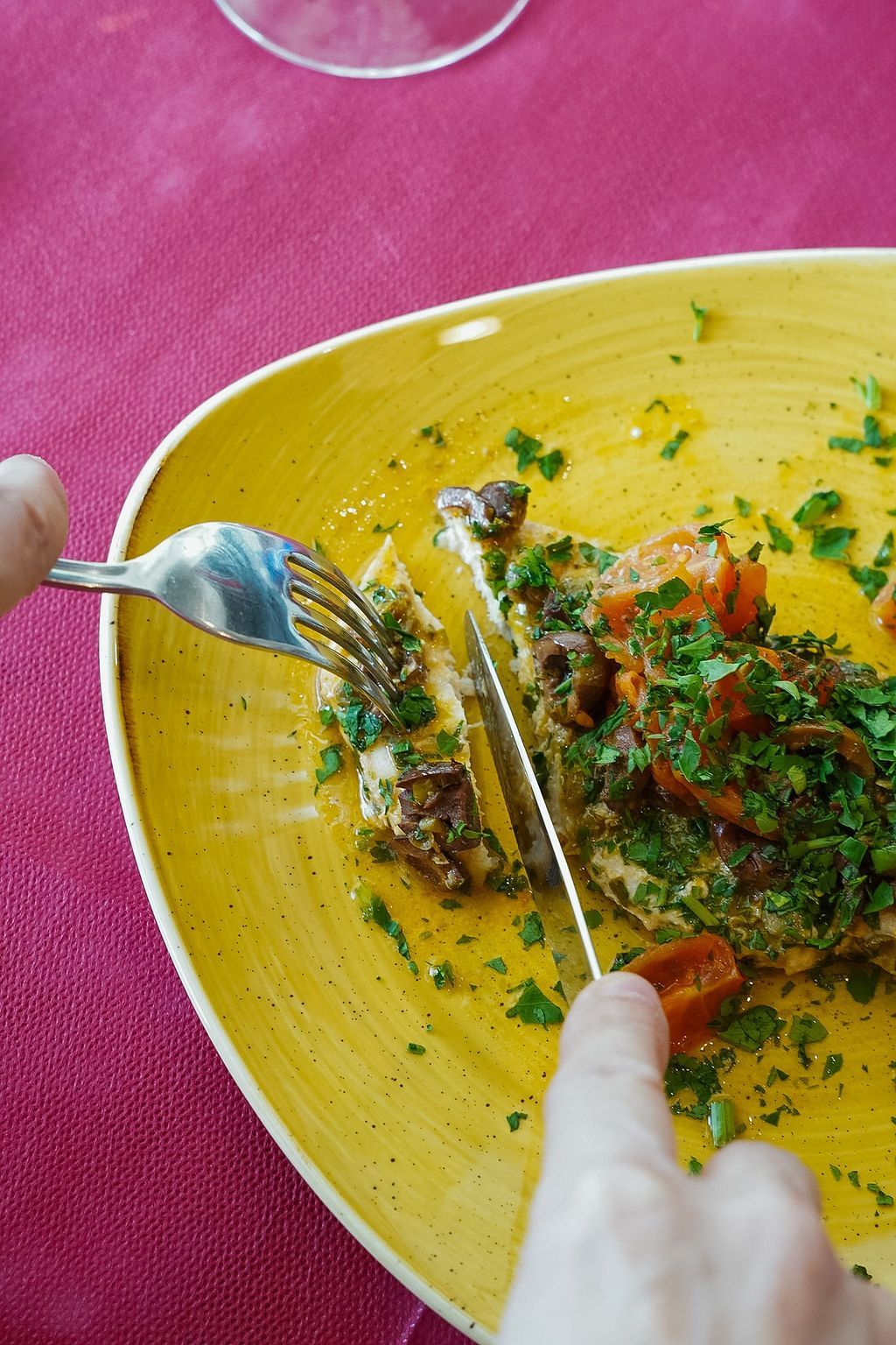 Due piatti di cibo con gamberi e calamari su un tavolo.