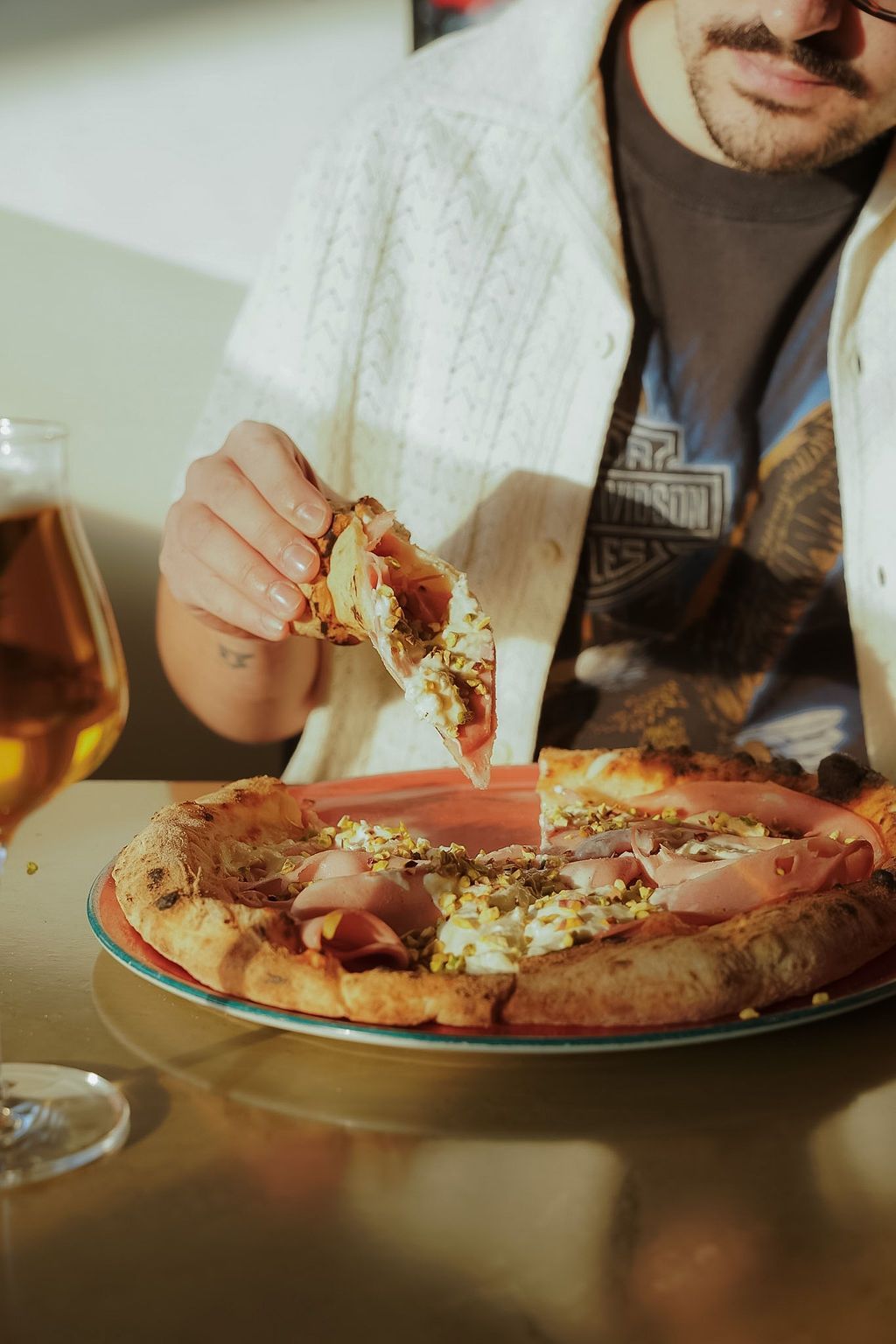 Un piatto di cibo e bicchieri di vino su un tavolo.
