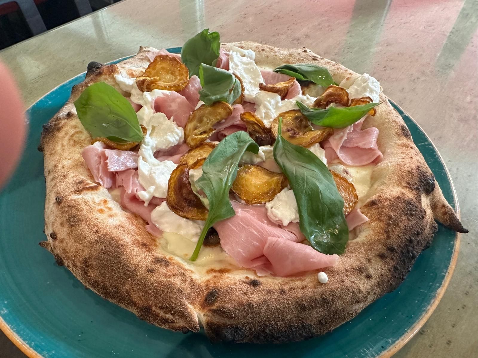 Un primo piano di un piatto di cibo contenente polpo su un tavolo.