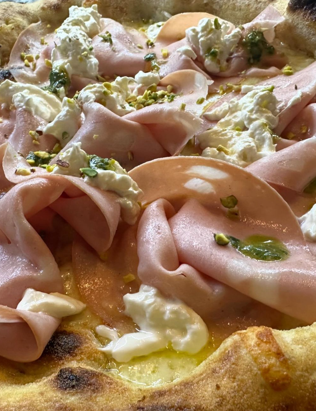 Un primo piano di un drink in un bicchiere su un tavolo.