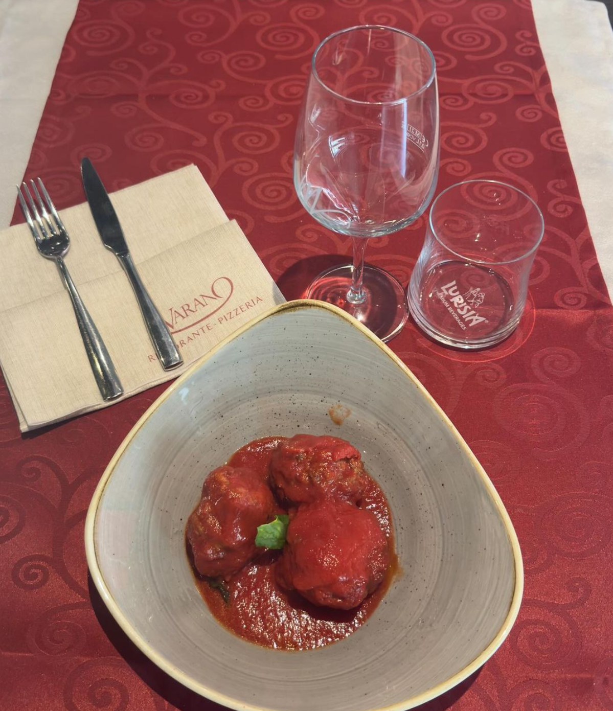 Un piatto di cibo con un hamburger e patatine fritte su un tavolo.