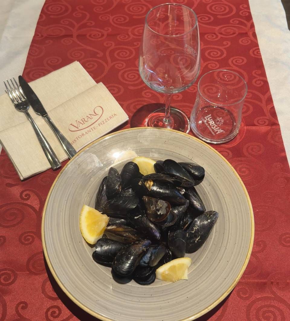 Un piatto di cozze con fette di limone su un tavolo