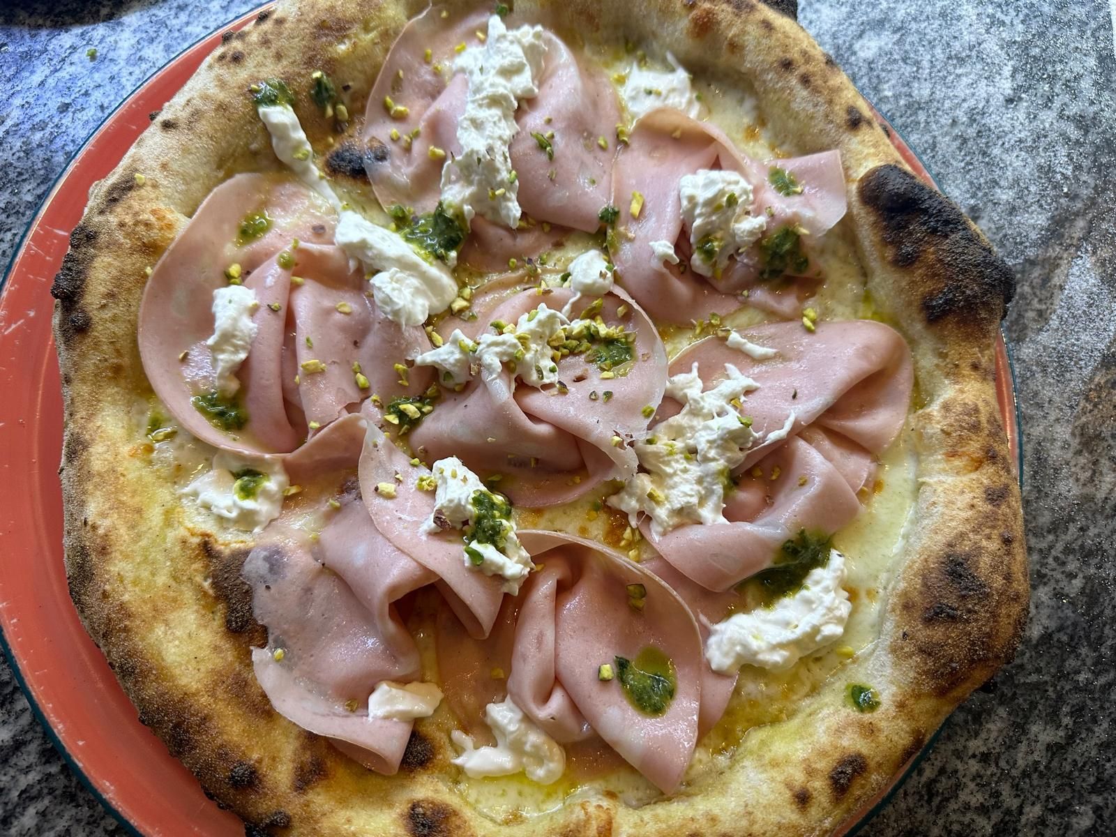 Un primo piano di un piatto di cibo su un tavolo.