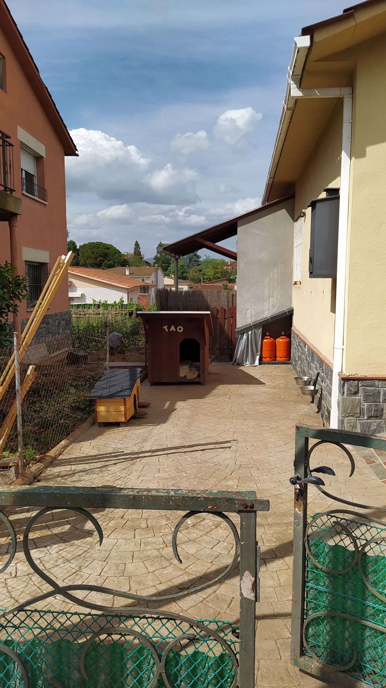 Hay una caseta de perro en el patio trasero de una casa.