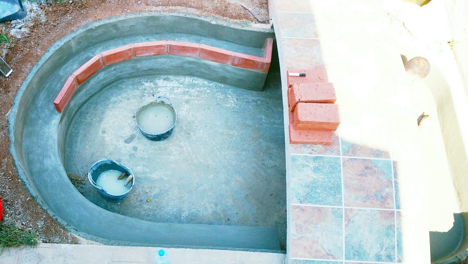 Se está construyendo una piscina con ladrillos y hormigón.