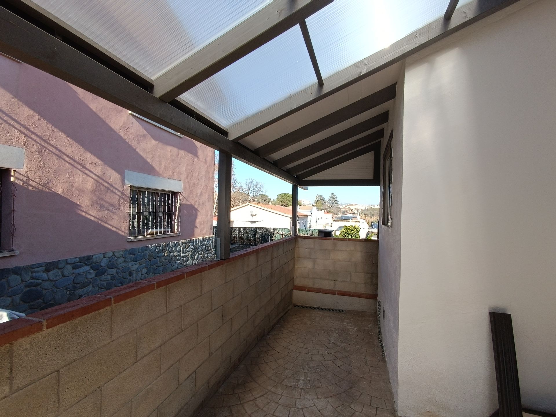 Una pasarela entre dos edificios con techo transparente