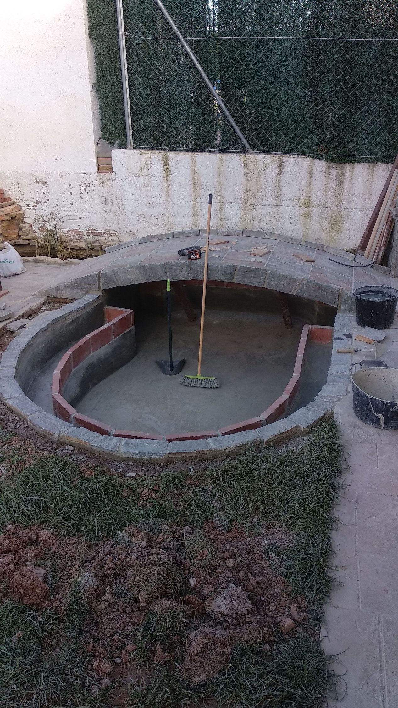 Se está construyendo una piscina en un patio trasero.
