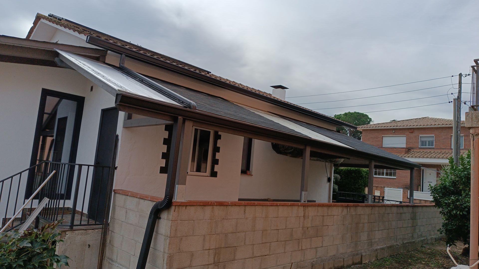 Una casa con un techo que tiene la letra e