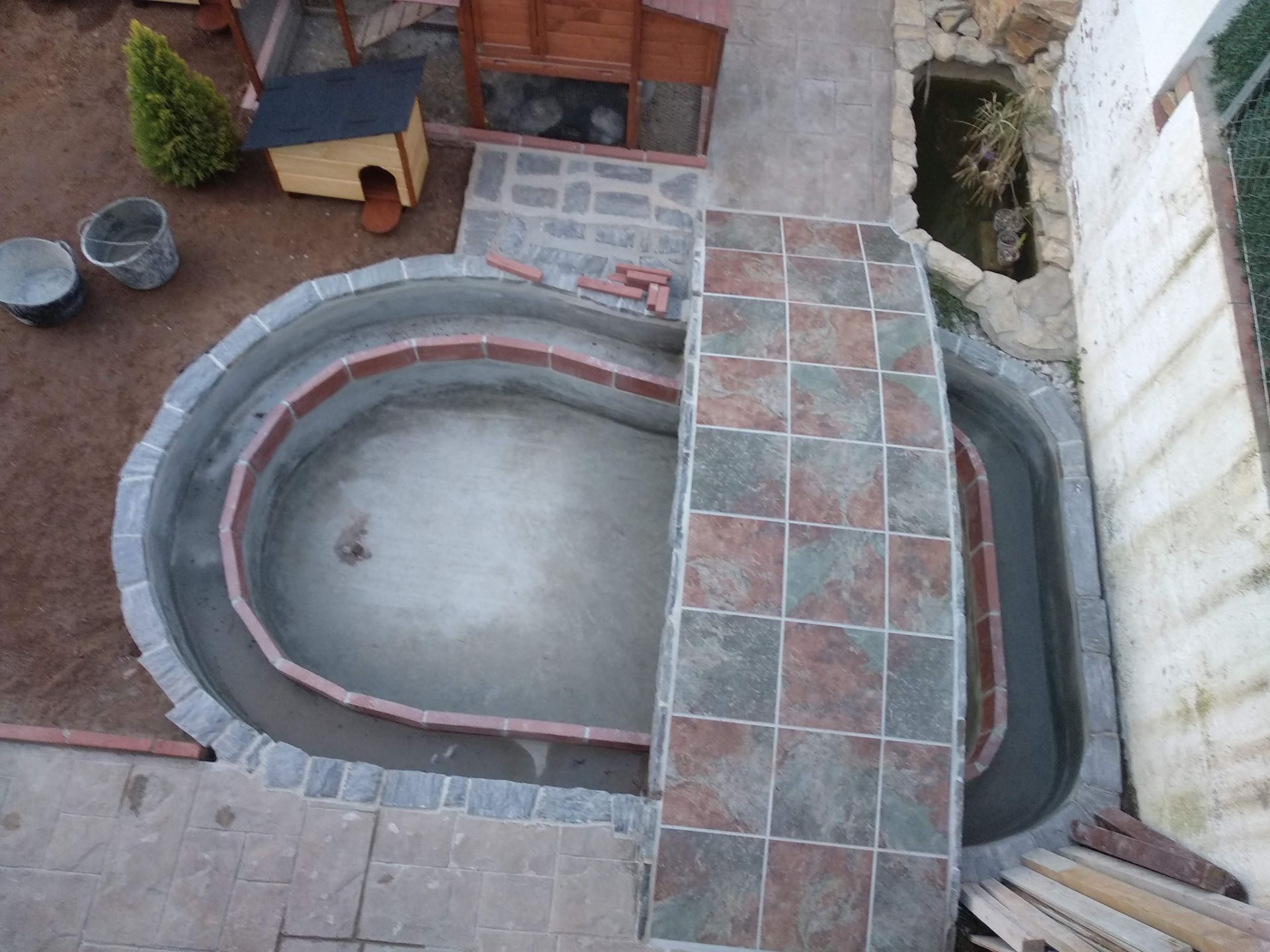 Una vista aérea de una piscina en construcción.