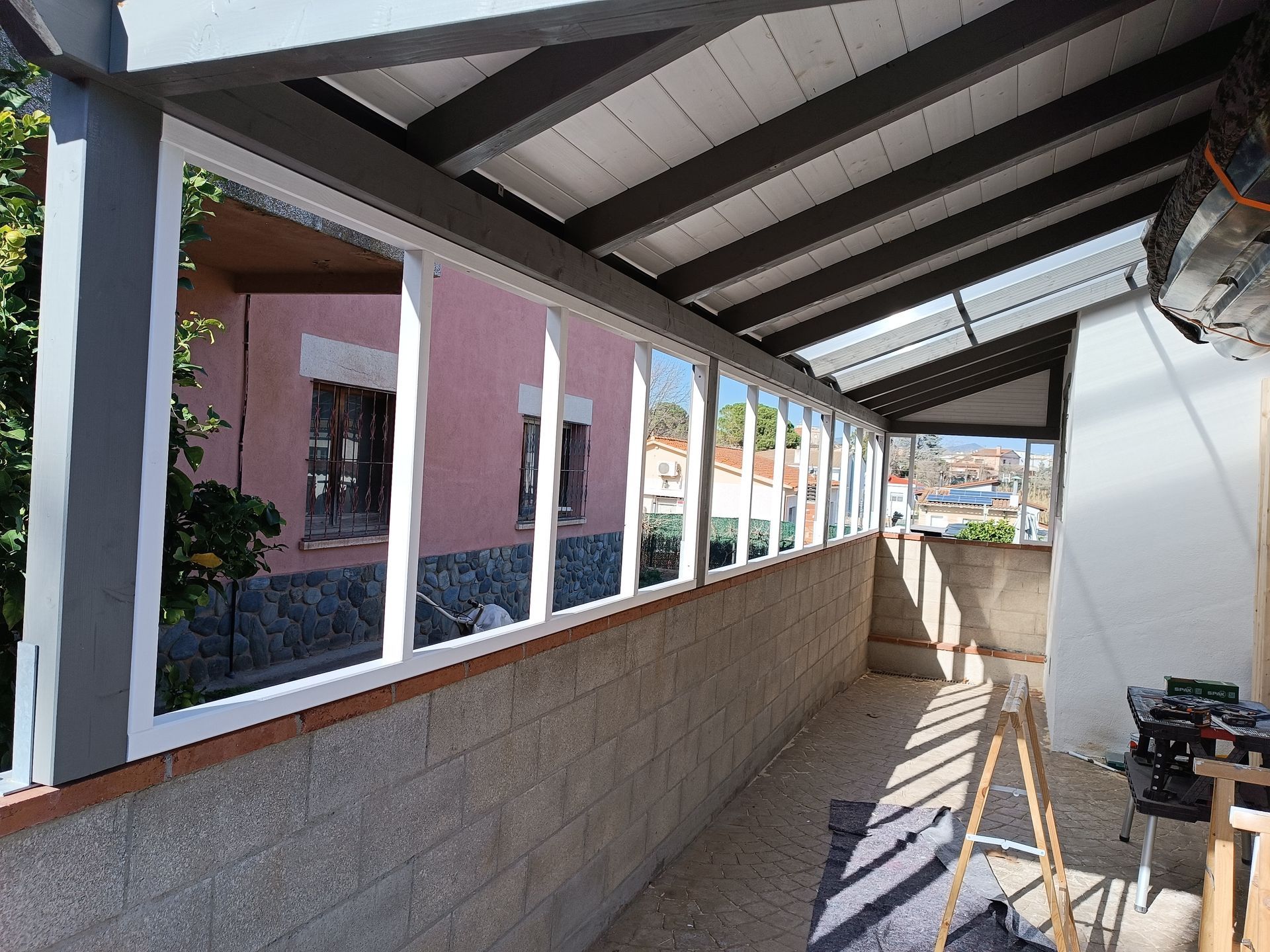 Un edificio con un techo que tiene muchas ventanas