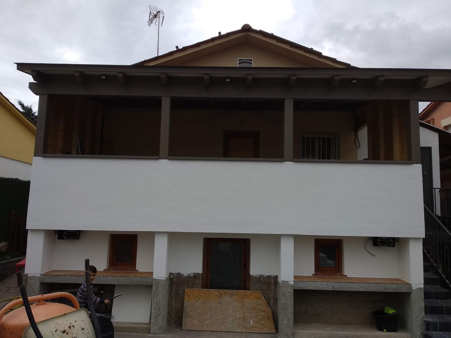 Una casa blanca con un techo que tiene una antena