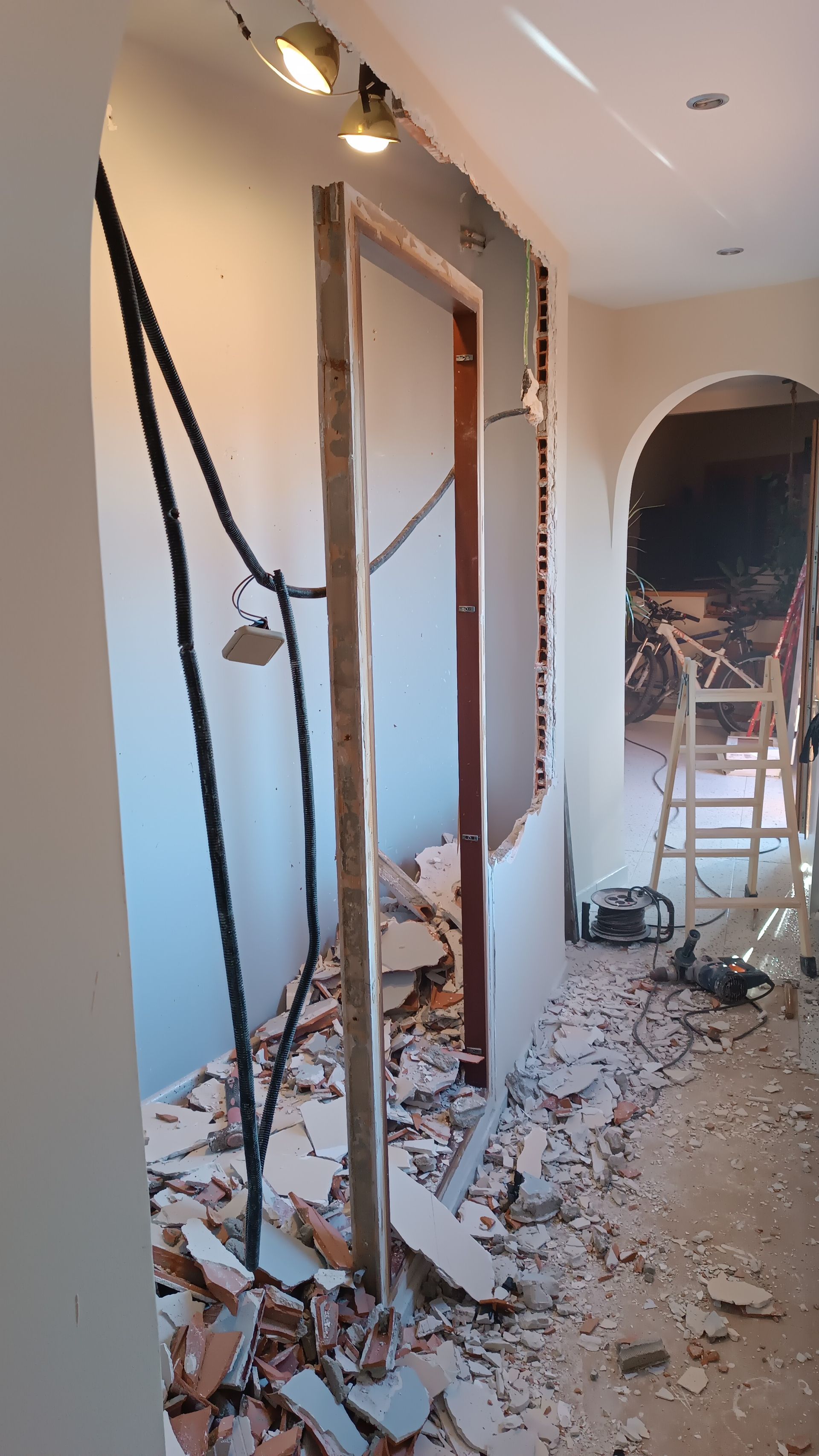 Se está quitando una puerta de una pared en un pasillo.