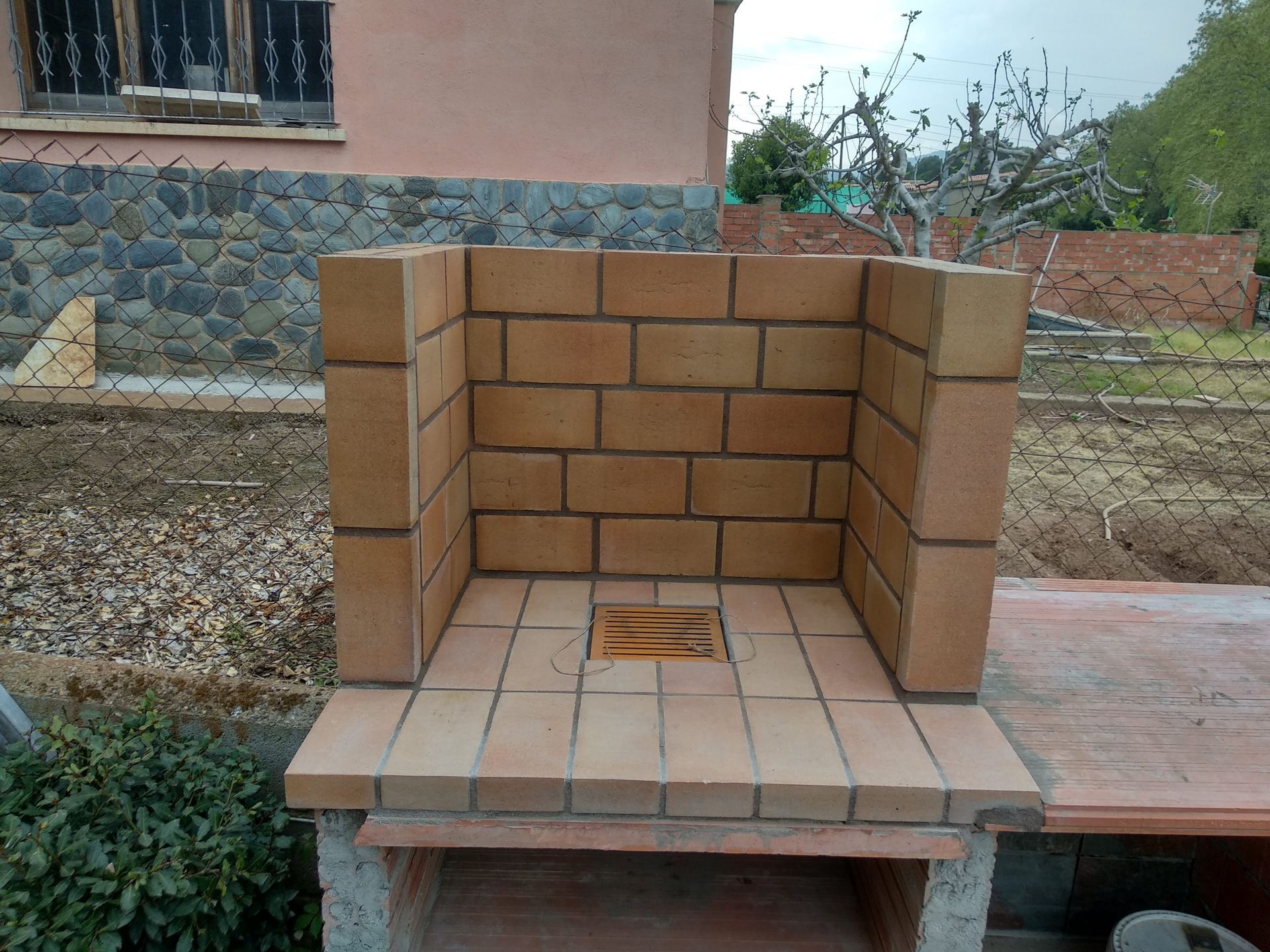 Una pared de ladrillos con un agujero en el medio