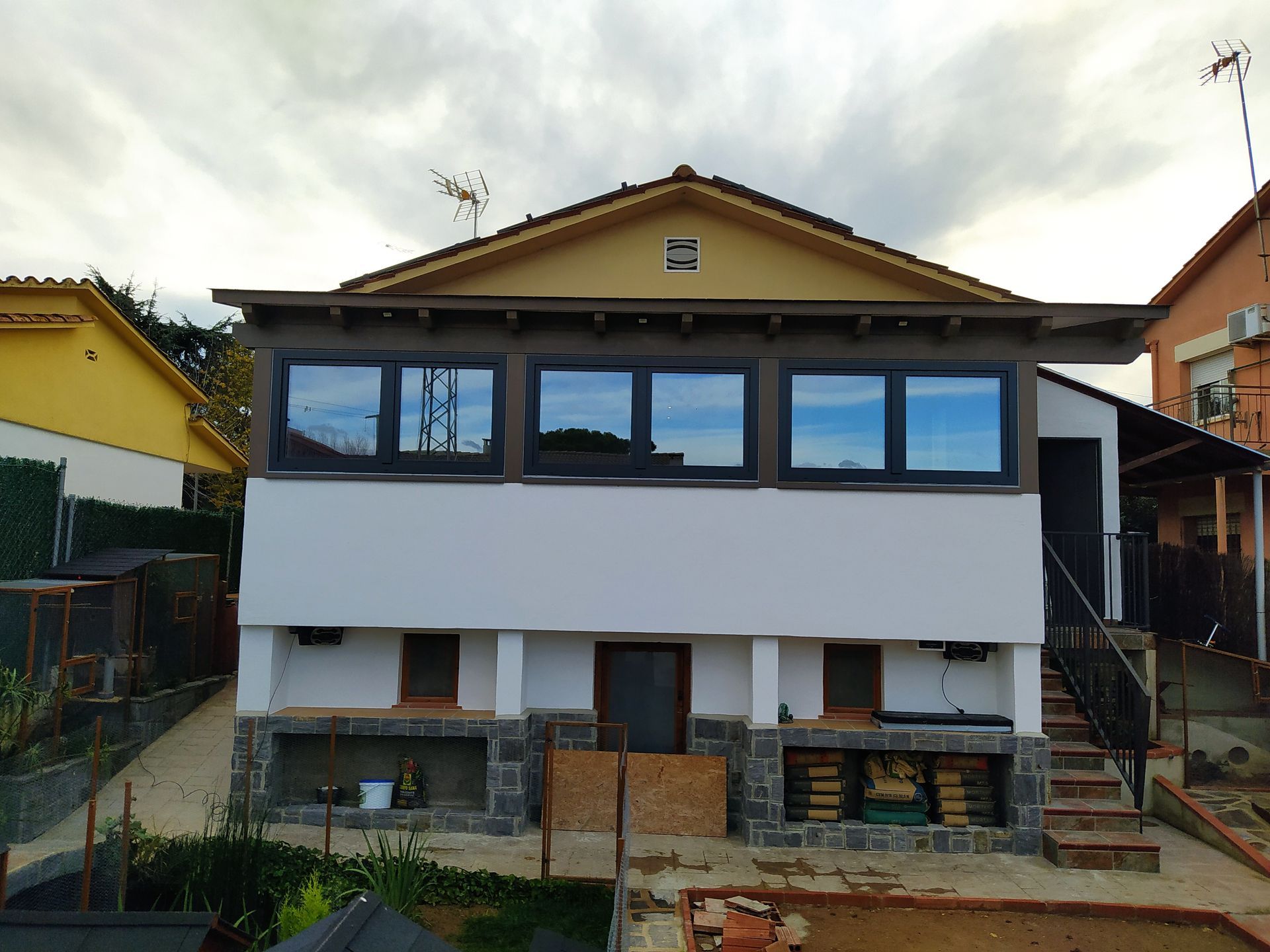 Una casa grande con muchas ventanas y escaleras.