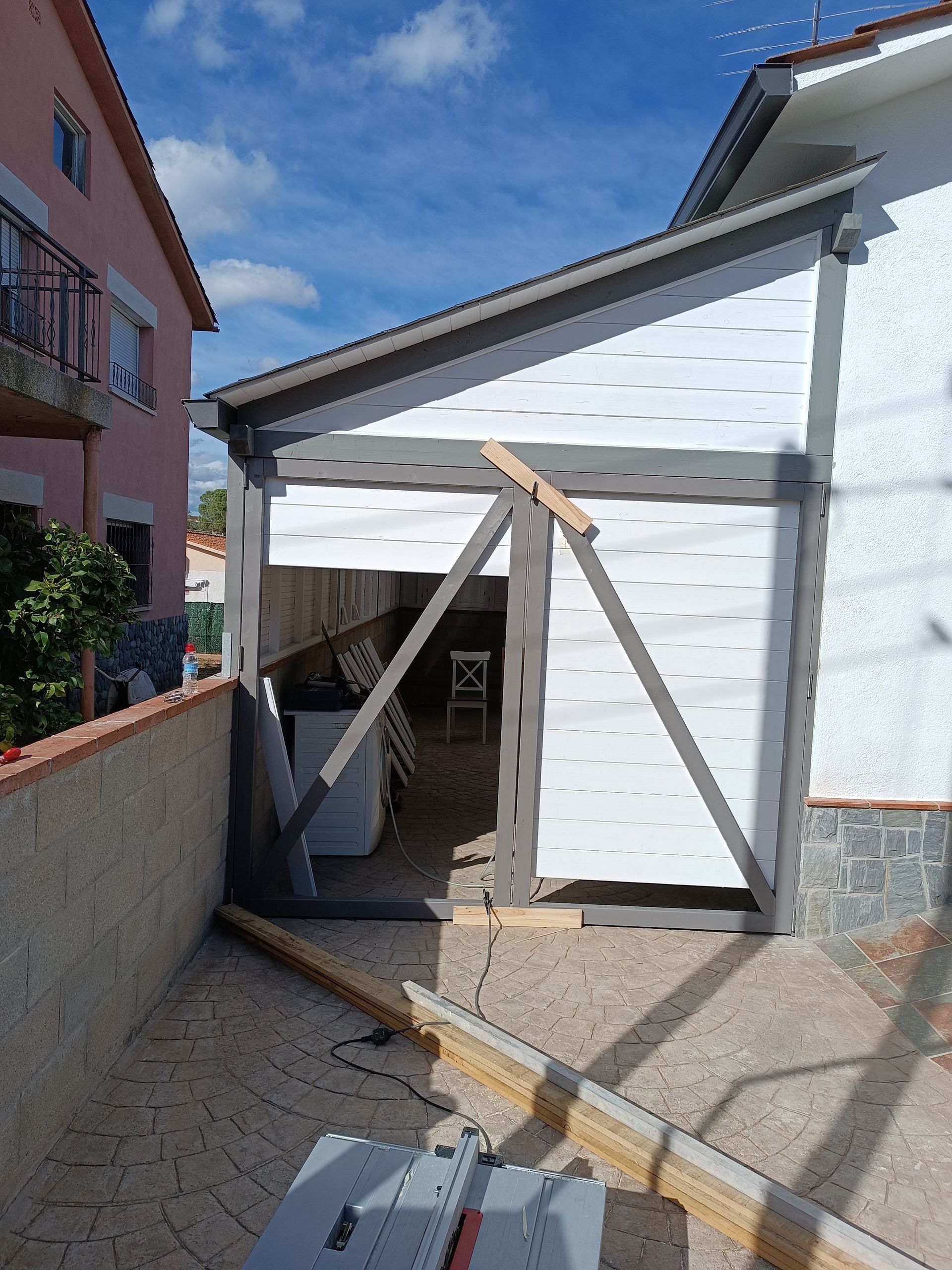 Se está remodelando una casa con un techo que se está construyendo