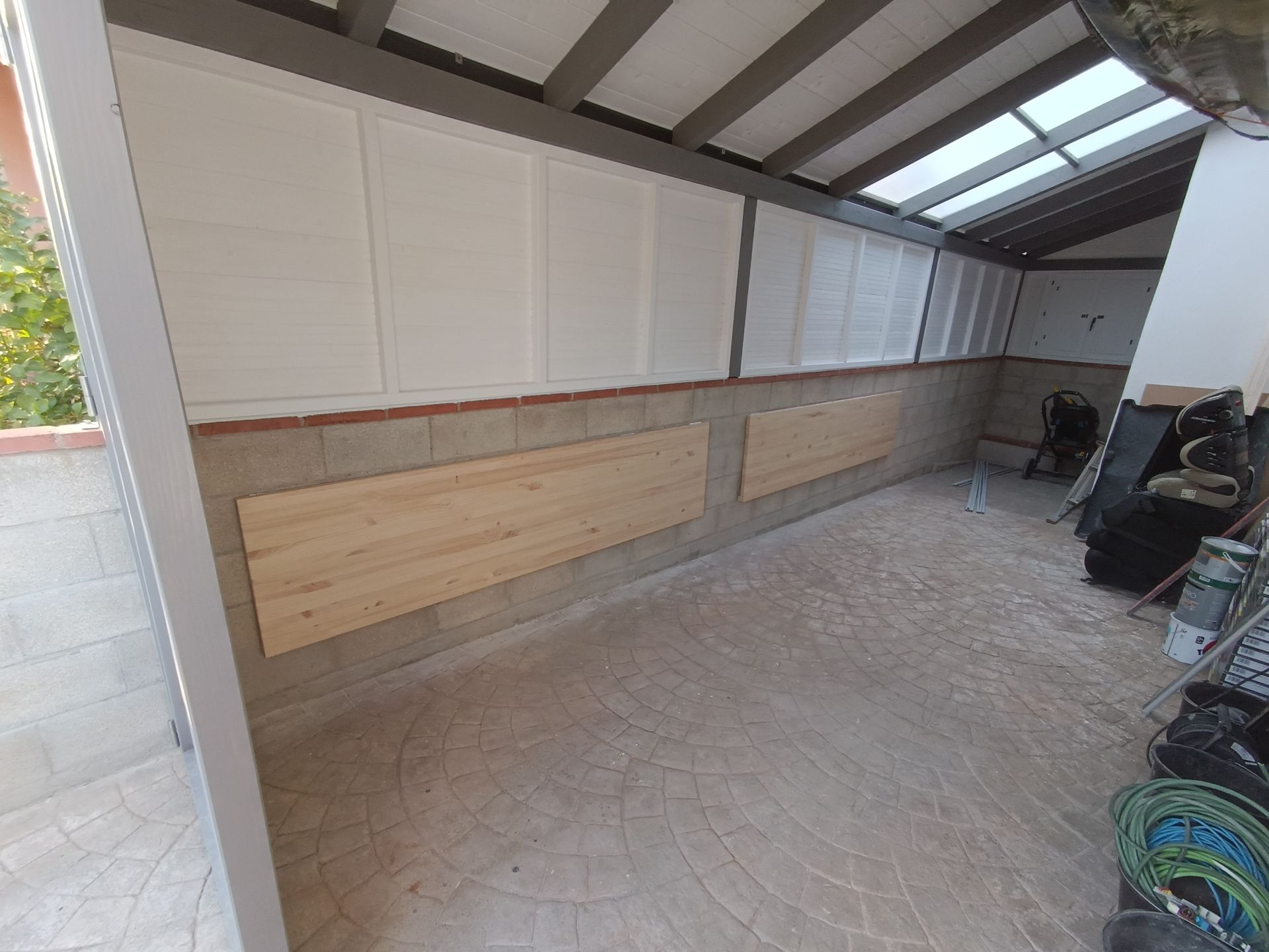 Hay una pared de madera en el medio de la habitación.